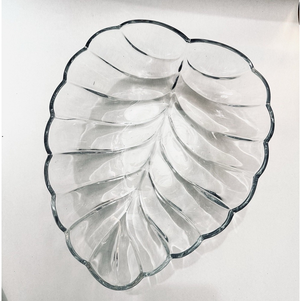 Vtg Clear Glass Bowl Leaf Pattern Large 11 x 10 x 4 - Picture 2 of 5